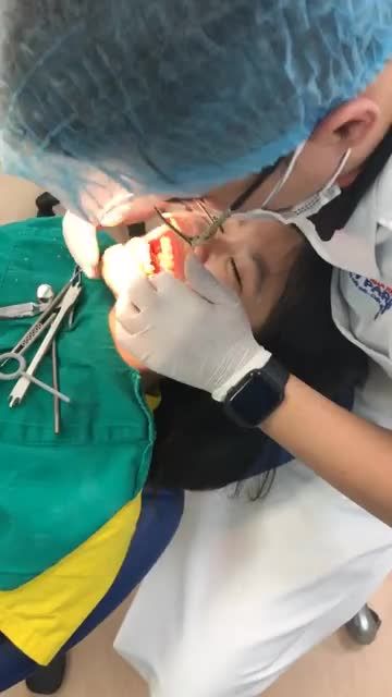 Khách hàng Phạm Thị Hạnh gắn mắc cài tại chi nhánh 12 Thái Thịnh