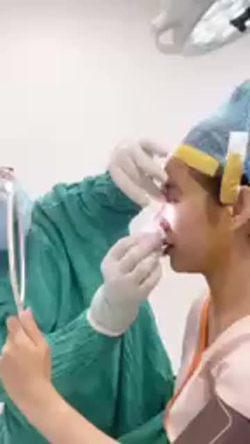 Khách hàng thốt lên "Đẹp quá!" ngay khi bác sĩ vừa phẫu thuật xong