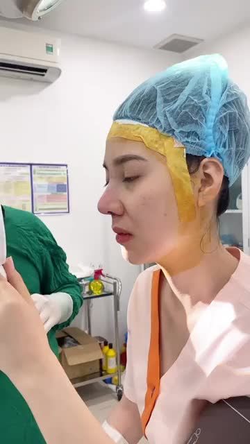 Khách hàng tươi cười rạng rỡ với dáng mũi mới