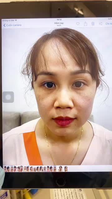 Khách hàng xem dáng mũi và điều chỉnh dáng trước khi khâu