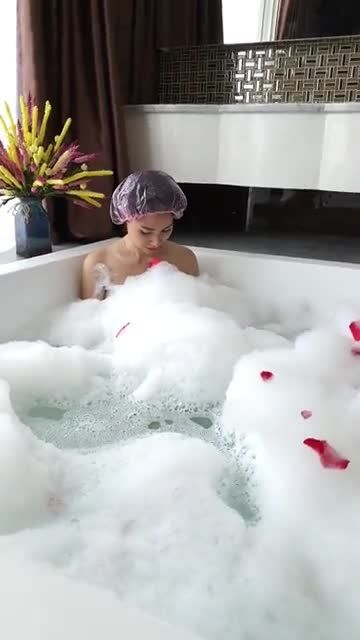 Khách ngâm bồn tắm trắng với view sang xịn mịn như đi nghỉ dưỡng