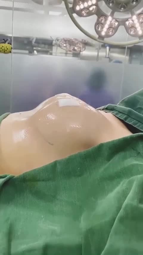 Khi chưa nâng ngực nghĩ rằng ngực bé mới sang. Nhưng nâng ngực rồi lại biết ngực căng tròn mới quyến rũ - gợi cảm.