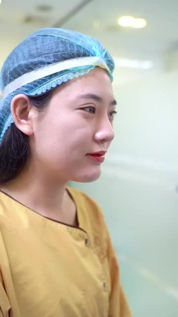 Khuôn mặt xinh như Hotgirl nhưng khuyết điểm lớn nhất cô nàng Tố Uyên chính là cằm lẹm, ngắn khiến cô luôn tự ti