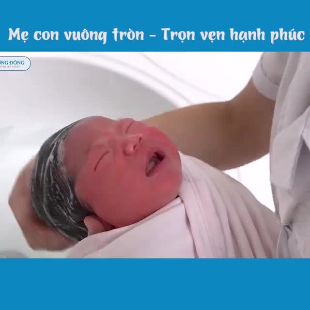 Mẹ lớn tuổi hạnh phúc đón con yêu Xin chào con yêu!