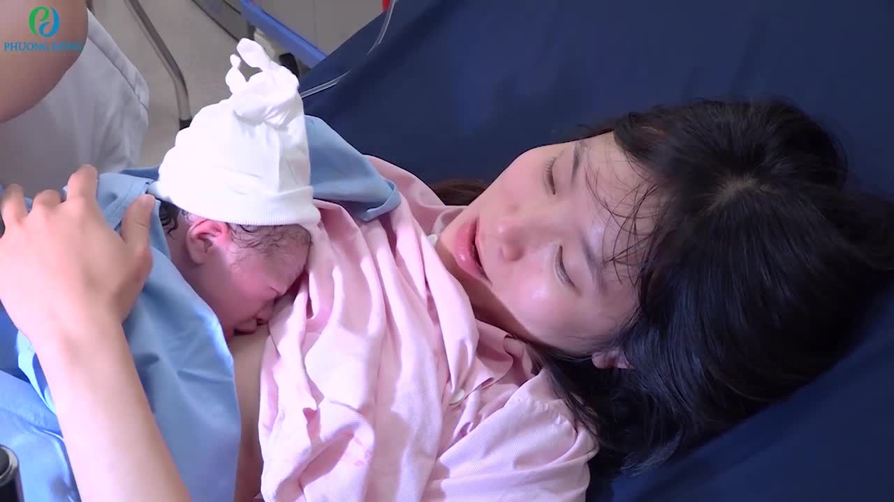 Ngọt ngào làm sao giây phút được ấp trên ngực mẹ!