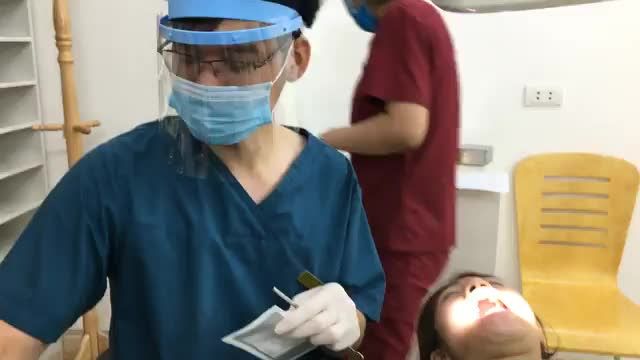 Quá trình cắm vít cho khách hàng tại nha khoa Thuỳ Anh. Mời quý bạn cùng theo dõi!
