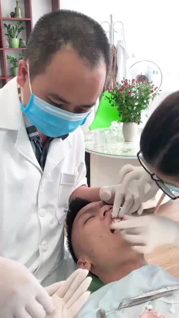 THẨM MỸ 17 RĂNG SỨ CHO MỘT CASE KHÁCH HÀNG NAM