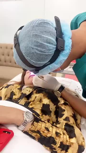 "Thấy mũi đẹp, cô mừng quá trời con ơi!"