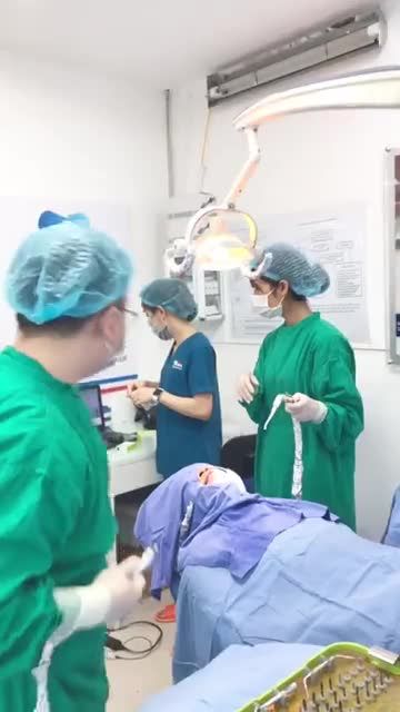 Tiến sĩ Đàm Ngọc Trâm cùng bác sĩ Trần Minh Hiệp cắm IPL cho khách hàng Mạnh Trường.