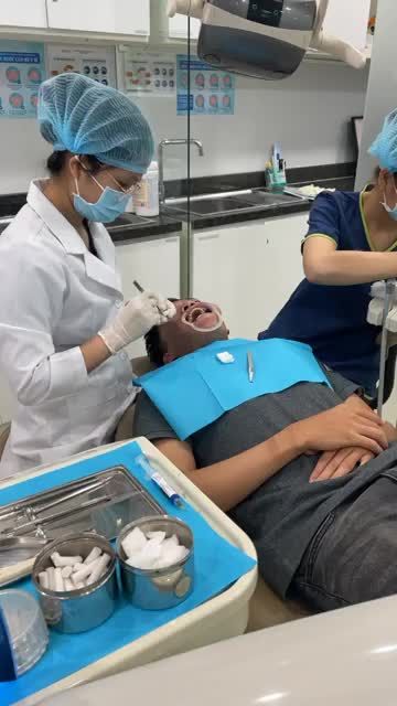 Bác sĩ GẮN MẮC CÀI cho nam khách hàng, một bước SIÊU QUAN TRỌNG trong hành trình LẤY LẠI RĂNG XINH