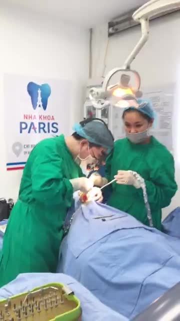 Bác sĩ Hiệp cắm implant cho khách hàng tại Quang Trung