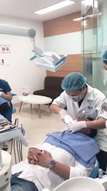 Bác sĩ Hoàng Minh Hiếu trực tiếp nhổ răng số 7 cho khách hàng