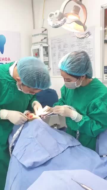 Bác sĩ Nguyễn Hải Nam cắm IPL cho khách hàng Nguyễn Mạnh Hùng.
