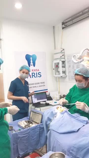 Bác sĩ Nguyễn Hải Nam cắm IPL cho khách hàng Phan Văn Hà.