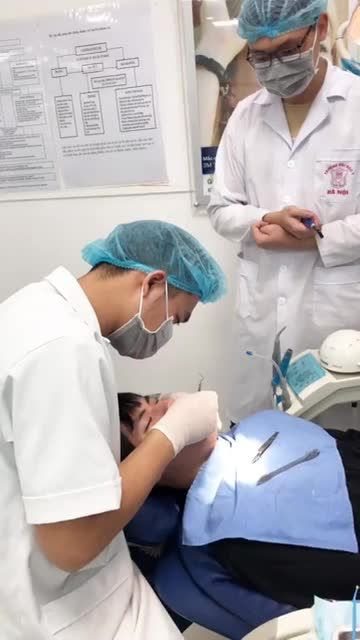 Bác sĩ Nguyễn Hải Nam gắn mắc cài cho khách hàng Nguyễn Việt Anh tại Nha khoa Quang Trung.