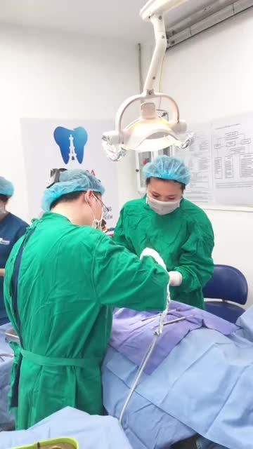 Bác sĩ Trần Minh Hiệp cắm IPL cho khách hàng.