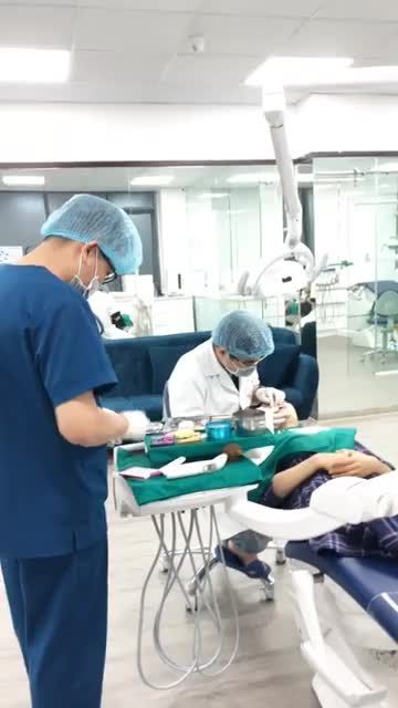 Bác sĩ Vũ Đình Công thực hiện lắp 6 răng sứ tại chi nhánh 12 Thái Thịnh