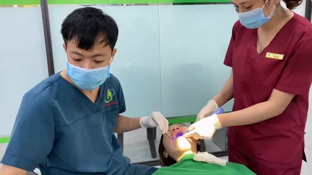 Ca gắn mặt dán sứ overlay trám bít vị trí lỗ sâu cho khách hàng tại Nha Khoa Thuỳ Anh.