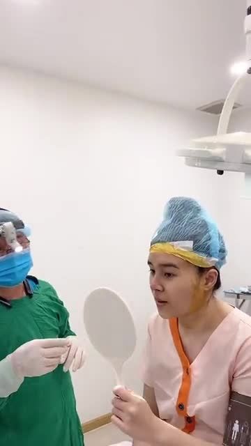 Cha đưa con gái đi nâng mũi rồi xem dáng mũi sau nâng cho con