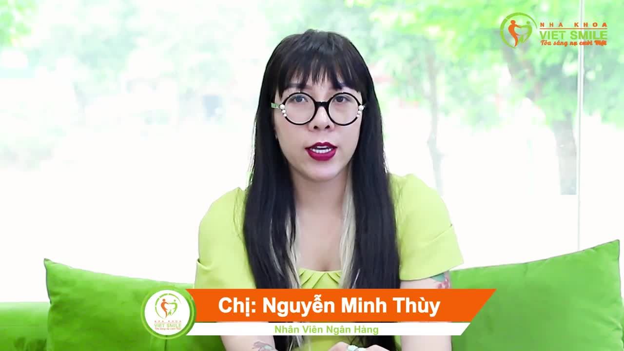 Chị khách đến với Việt Smile trong tình trạng Răng hở lợi. Màu sắc răng không được đều như mong muốn.