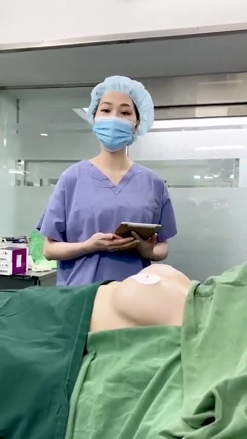 Có phải v1 chảy xệ nên treo sa trễ kết hợp đặt túi???