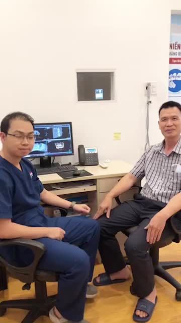 Đặt implant giả định trước khi thực hiện cấm ghép tại nha khoa paris cùng Bs Dũng và anh KH Khánh Ngọc