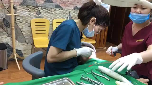 Gắn mắc cài hàm dưới cho chị Uyên khách hàng của Nha Khoa Thuỳ Anh