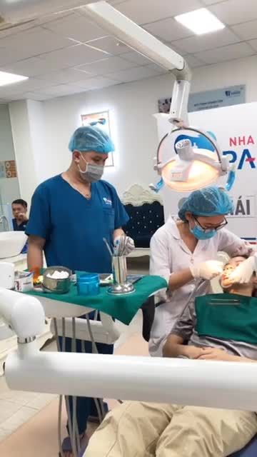 Gắn mắc cài kim loại thường cho khách hàng tại Thái Thịnh