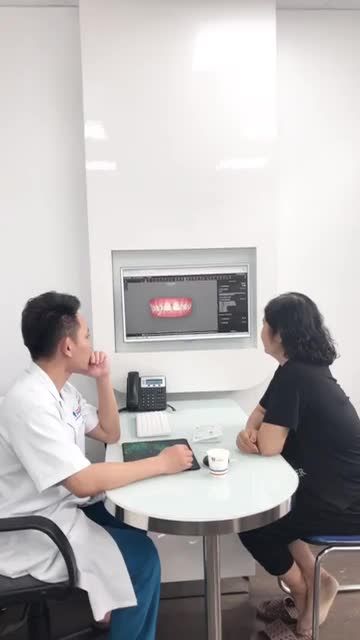 Giao khay niềng răng cho cô KH Phạm Thị Hà sn 1969 đến từ Uông Bí sử dụng dịch vụ Niềng răng khay trong Invisalign do Bs Tạ Quang Lưu thực hiện tại CN Quảng Ninh