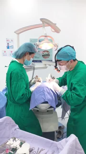 KH NGUYỄN TRỌNG THẮNG TIẾN HÀNH CẮM 2 TRỤ IMPLANT DENTIUM HQ TẠI NHA KHOA PARIS VINH