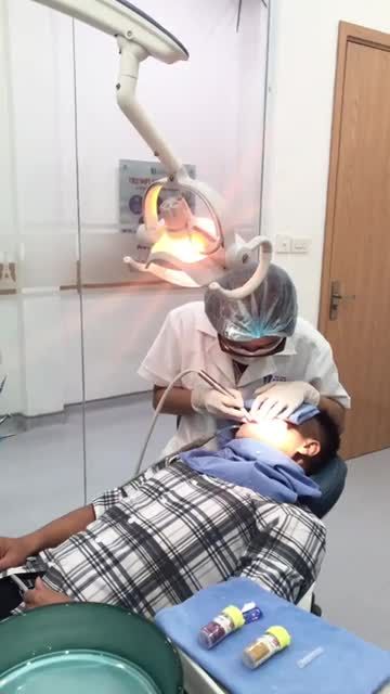 Khách hàng bọc 4 răng sứ tại Vinh