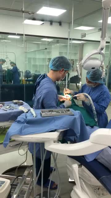 Khách hàng cắm 1 trụ Sic tại nha khoa Paris 12 Thái Thịnh