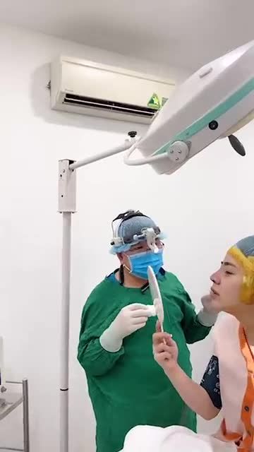 Khách hàng đã nâng mũi cấu trúc nơi khác và sửa lại mũi cấu trúc sụn tai tại phòng khám AZ NOSE