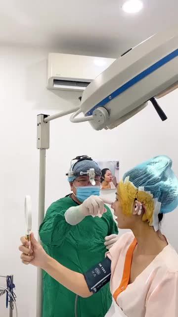 Khách hàng đã từng nâng mũi bọc sụn trước đó nhưng không đẹp như ý: