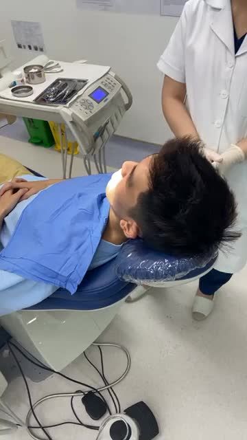 Khách hàng Nguyễn Ngọc Anh nhổ răng 2 răng 4 liệu trình chỉnh nha mắc cài kim loại thường