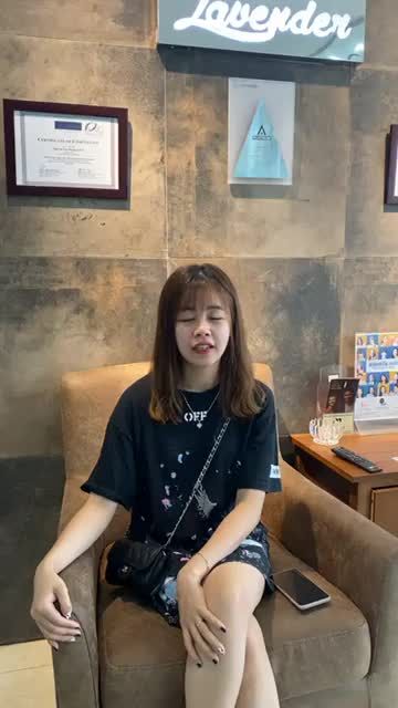 Khách hàng sử dụng dịch vụ tẩy trắng trăng tại nha khoa quốc tế Athena