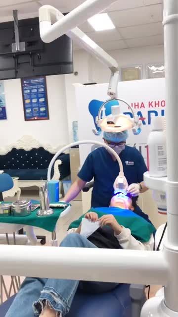 Khách hàng tẩy trắng răng tại Thái Thịnh