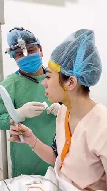 KHÁCH HÀNG TƯƠI CƯỜI, KHÔNG HỀ ĐAU KHI PHẪU THUẬT