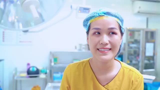 Khách hàng vỡ òa xúc động và hài lòng hơn 100% sau 45 phút cắt mí tại Dr.Hải Lê