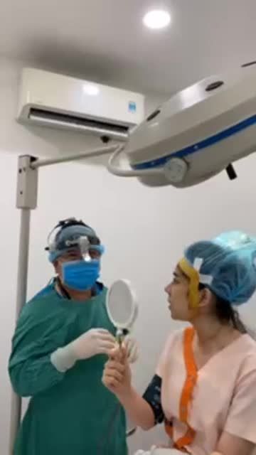 Khách hàng xem dáng mũi trước khi đóng vết khâu