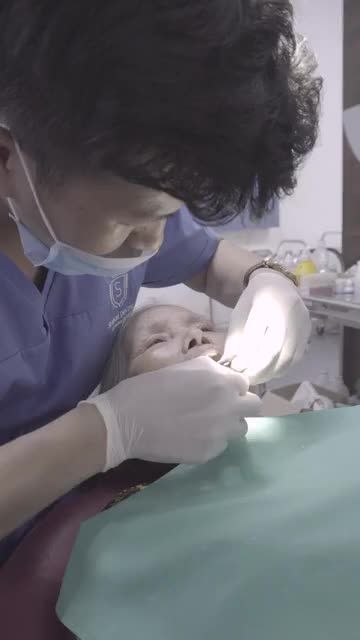 MẤT RĂNG TOÀN HÀM Ở NGƯỜI CAO TUỔI VÀ CÁCH KHẮC PHỤC