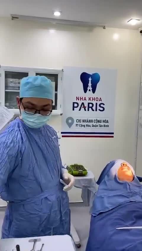 PHẪU THUẬT CẤY GHÉP IMPLANT + NÂNG XOANG KÍN TRỰC TIẾP TẠI PARIS CỘNG HOÀ.