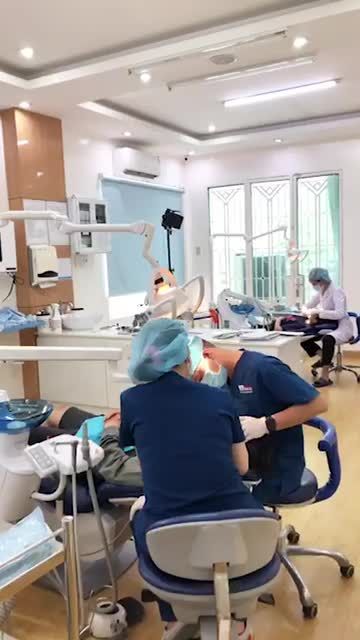 QUANG CẢNH PHẪU THUẬT CẤY GHÉP IMPLANT TRỰC TIẾP TẠI PARIS CỘNG HOÀ.