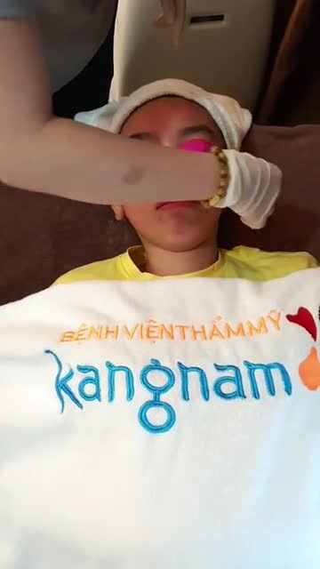 Quy trình chiếu đèn Nano sau khi lấy nhân mụn. Khách hàng tham gia dịch vụ lần đầu tiên.