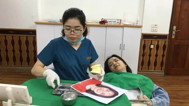 Tháo mắc cài hoàn thành quá trình niềng răng cho bạn Tuyết Mai