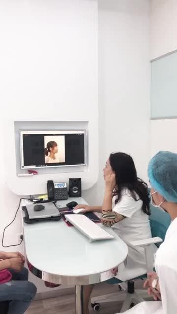 Tiến sĩ Đàm Ngọc Trâm tư vấn niềng răng cho khách hàng Nguyễn Thị Thơm.