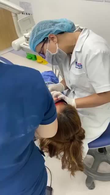 Ts.Bs. Đàm Ngọc Trâm gắn niềng răng mắc cài cho khách hàng tại Kim Mã