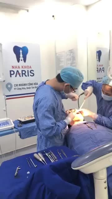 Bác sĩ Võ Tá Dũng đang thực hiện cấy ghép implant trụ Straumann Thụy Sỹ