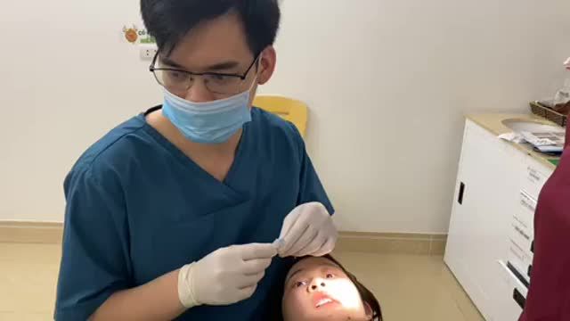 cấy minivit vùng xương vòm má cho khách hàng.