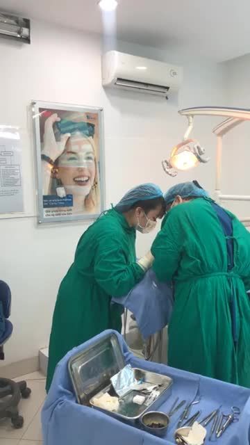 Chị Lê Huyền Trang bị mất khá nhiều răng vì vậy khi đến thăm khám tại Nha khoa Paris
